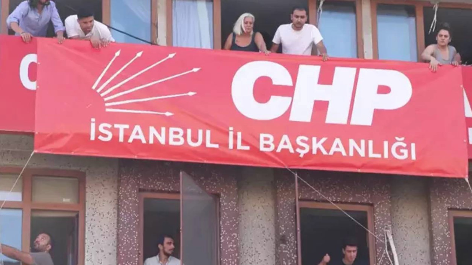 bahcelievlerdeki binaya chp istanbul il baskanligi yazisi asildi Sq2XsyhB