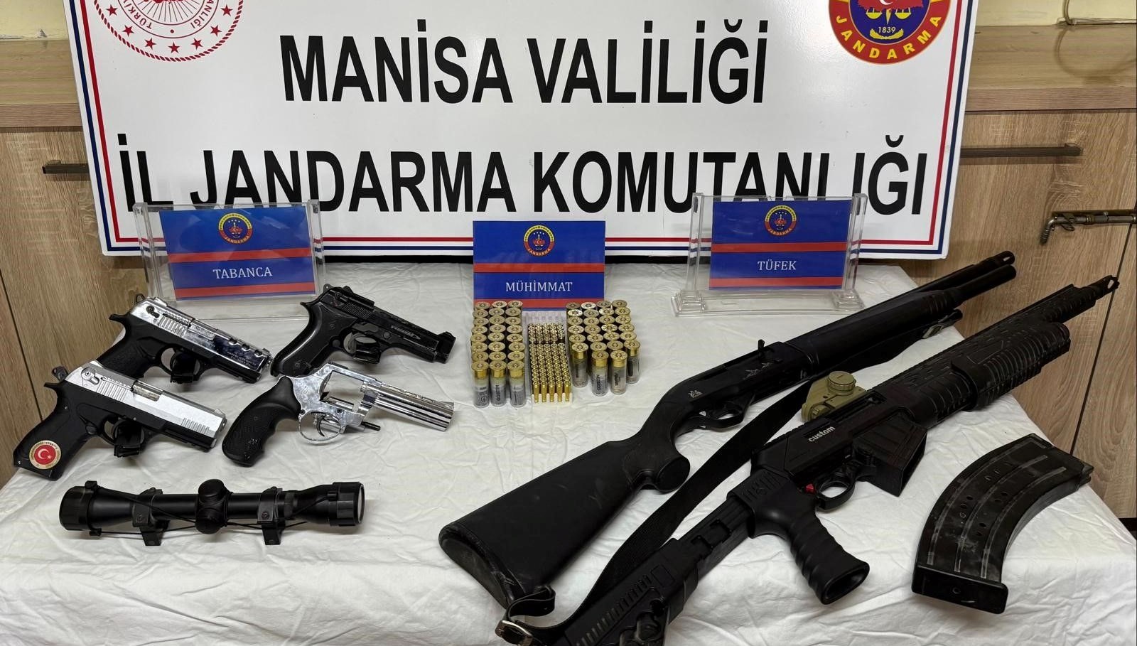 manisada bir evde cok sayida ruhsatsiz silah cikti PhmAsFpc