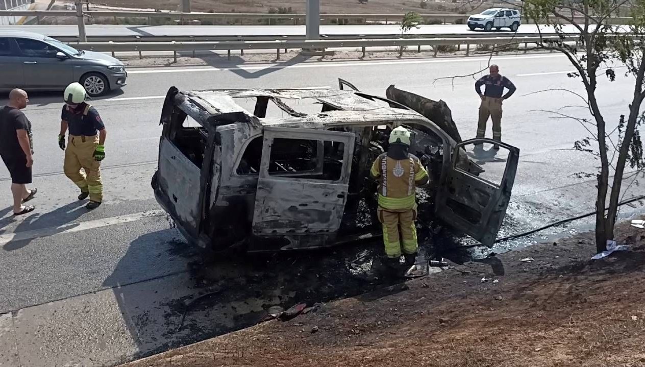 seyir halindeki hafif ticari arac alev alev yandi y7ak7mlz