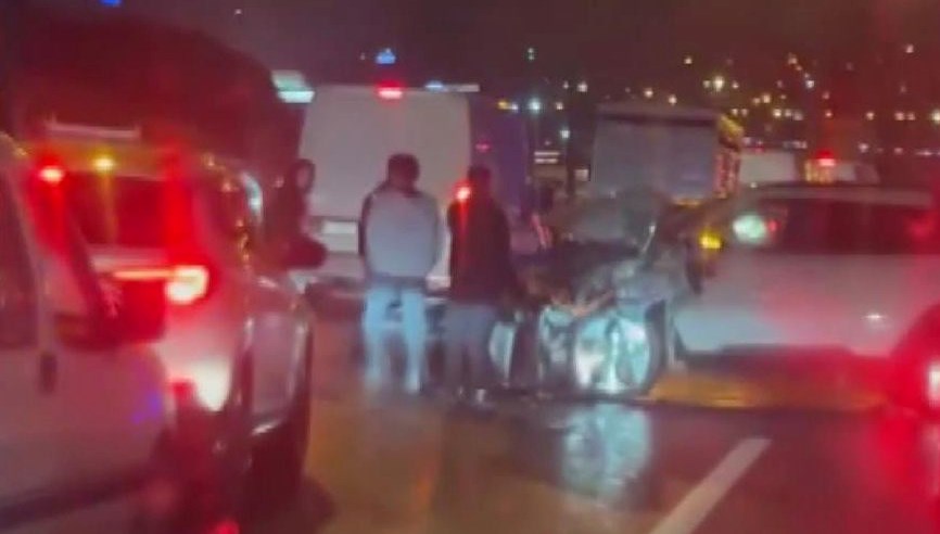 tem otoyolunda 17 arac birbirine girdi vTNWSeJF