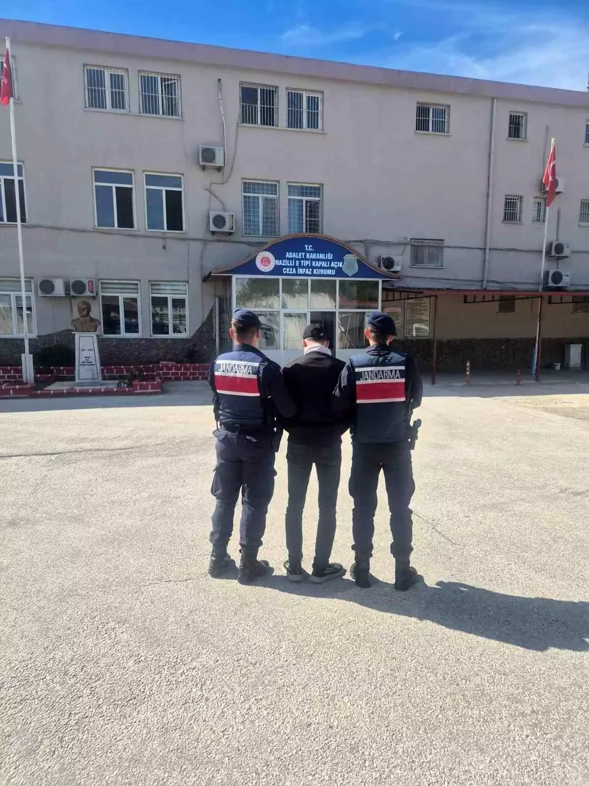 aranan hirsiz jandarma tarafindan yakalandi TuGw2Ijm.jpg