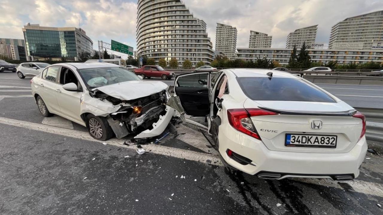 bagcilar tem otoyolunda kaza 4 yarali GMM4U9ZJ