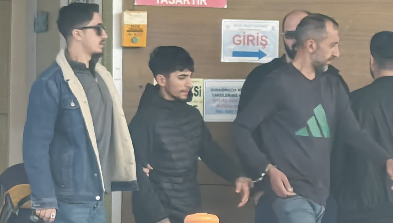 bursada uyusturucuoperasyonu 2 gozalti JxqaOUV4.jpg