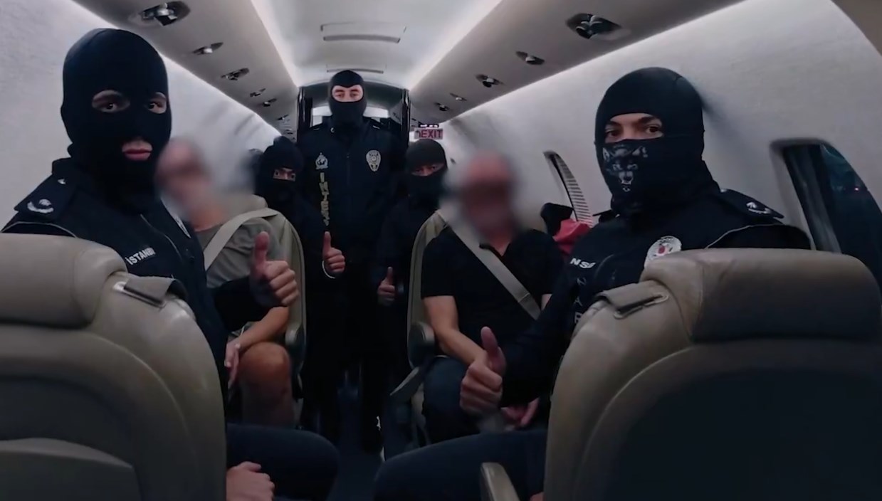 kirmizi bultenle araniyordu baede yakalanan iki kisi turkiyeye getirildi kM8lt9pu