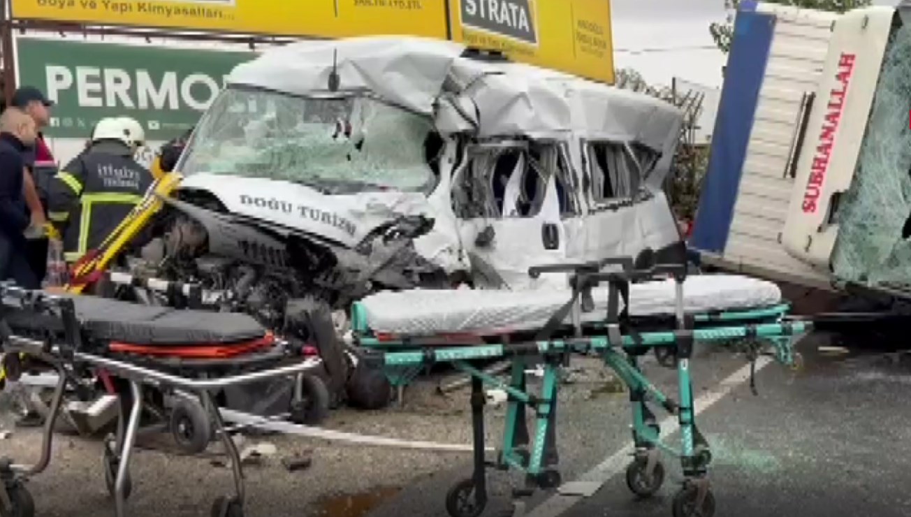 tekirdagda isci servisi ile kamyon carpisti cok sayida yarali nbBSjJTn