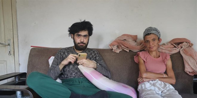 yurek burkan yasam universiteyi birakti 3 yildir evden cikmiyor SIWb5Ufy.jpg