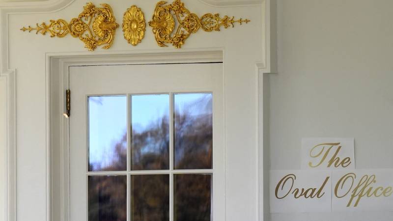 abd tarihinin en uzun huk met kapanmasini yasiyor trump oval ofise altindan tabela hazirlatiyor APkSP7It.jpg